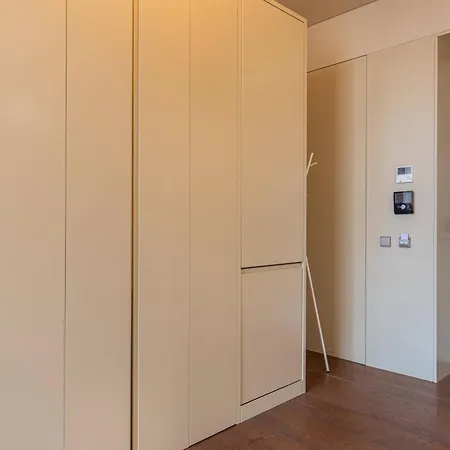 039 8 Building 222 - Garden View